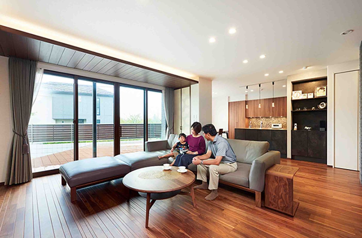 トヨタホーム 外とつながる34帖の広々LDK。生活動線を考えた収納計画で常に美しい住まいの建築実例画像2