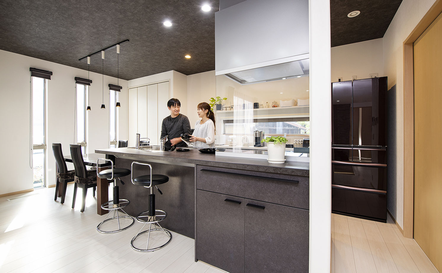 トヨタホーム 【50坪以下/全館空調/太陽光発電】ZEHを採用し「冬暖かく夏涼しく」。収納の工夫ですっきり大空間の家にの建築実例画像2