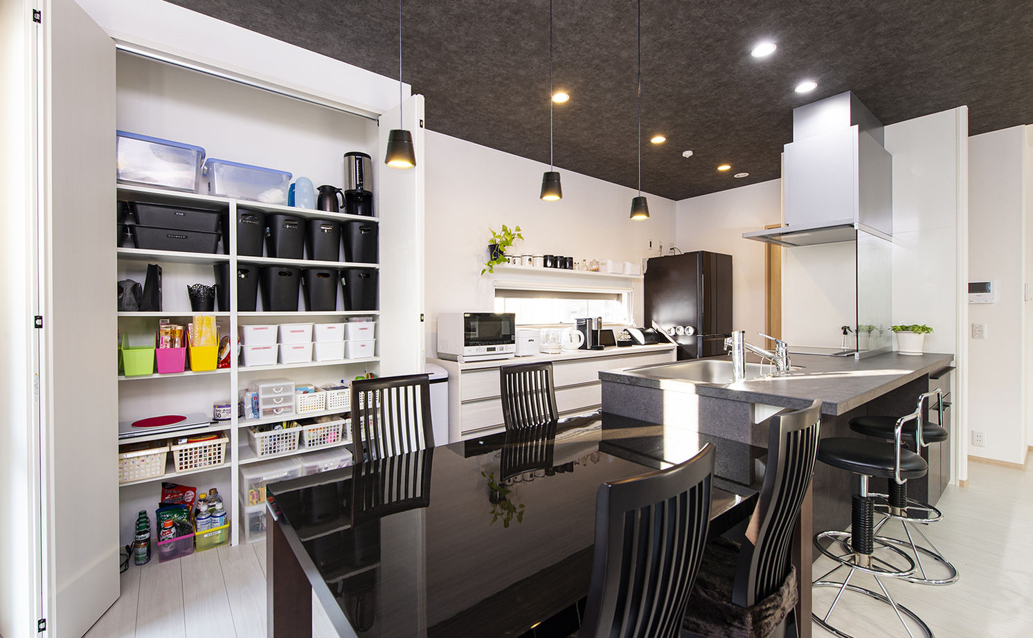 トヨタホーム 【50坪以下/全館空調/太陽光発電】ZEHを採用し「冬暖かく夏涼しく」。収納の工夫ですっきり大空間の家にの建築実例画像3