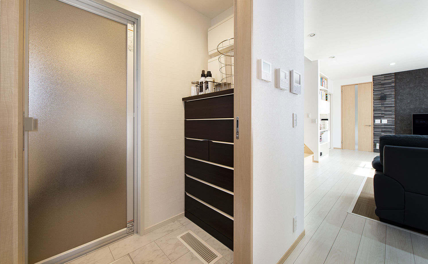 トヨタホーム 【50坪以下/全館空調/太陽光発電】ZEHを採用し「冬暖かく夏涼しく」。収納の工夫ですっきり大空間の家にの建築実例画像11