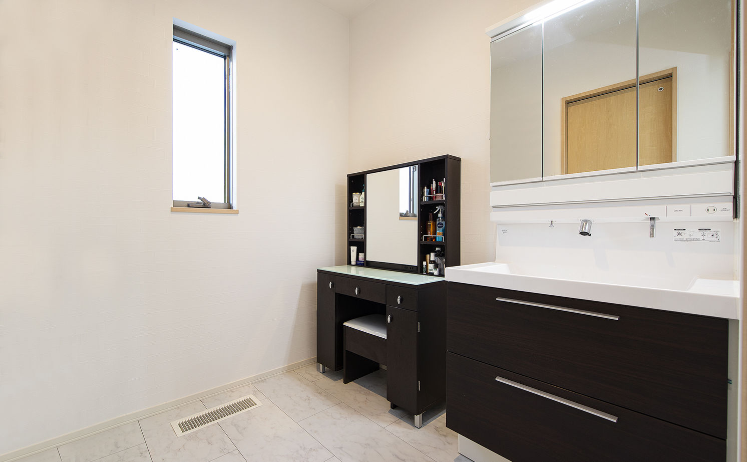 トヨタホーム 【50坪以下/全館空調/太陽光発電】ZEHを採用し「冬暖かく夏涼しく」。収納の工夫ですっきり大空間の家にの建築実例画像12