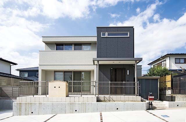 トヨタホーム テラスのあるオープン空間で家族とくつろぎ、仲間と集う。ウェルカムな雰囲気に包まれた開放的な住まいの建築実例画像1