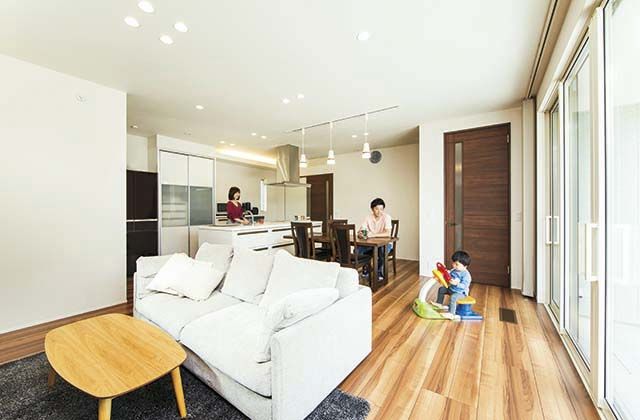 トヨタホーム テラスのあるオープン空間で家族とくつろぎ、仲間と集う。ウェルカムな雰囲気に包まれた開放的な住まいの建築実例画像2