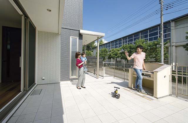 トヨタホーム テラスのあるオープン空間で家族とくつろぎ、仲間と集う。ウェルカムな雰囲気に包まれた開放的な住まいの建築実例画像4