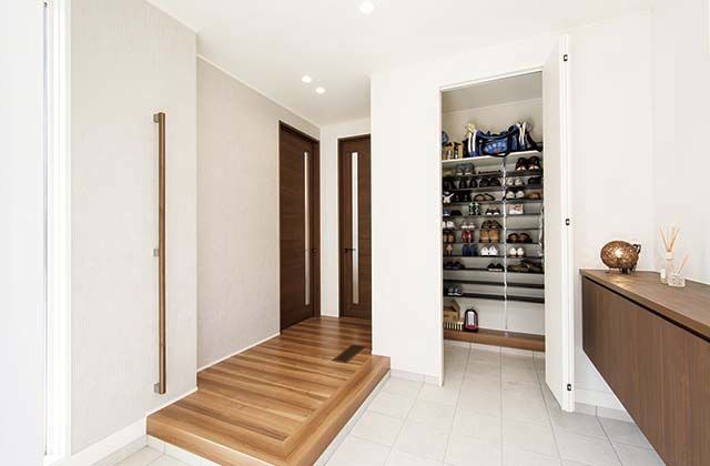 トヨタホーム テラスのあるオープン空間で家族とくつろぎ、仲間と集う。ウェルカムな雰囲気に包まれた開放的な住まいの建築実例画像6