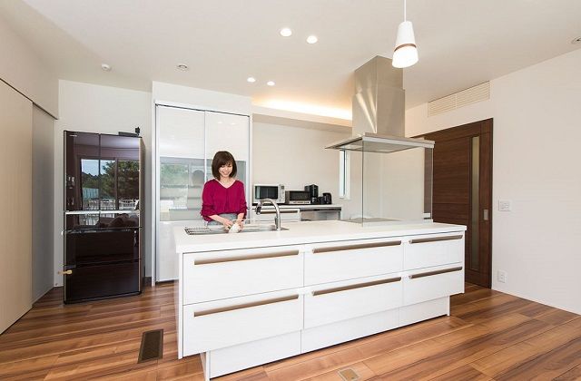 トヨタホーム テラスのあるオープン空間で家族とくつろぎ、仲間と集う。ウェルカムな雰囲気に包まれた開放的な住まいの建築実例画像7