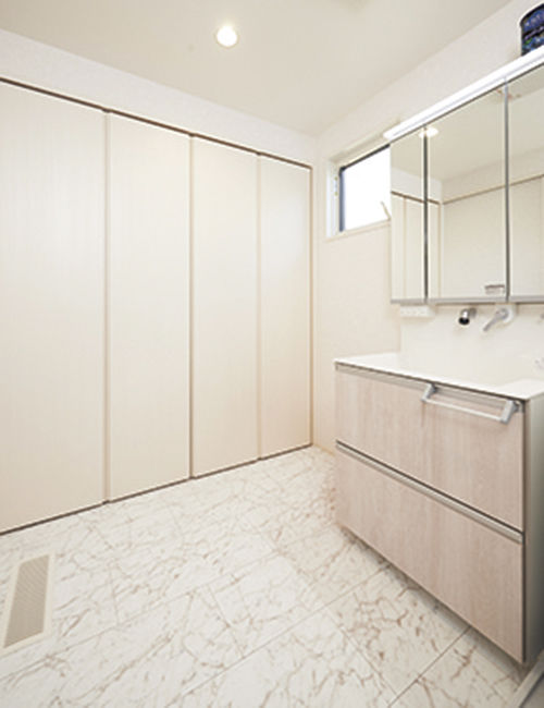 トヨタホーム テラスのあるオープン空間で家族とくつろぎ、仲間と集う。ウェルカムな雰囲気に包まれた開放的な住まいの建築実例画像10