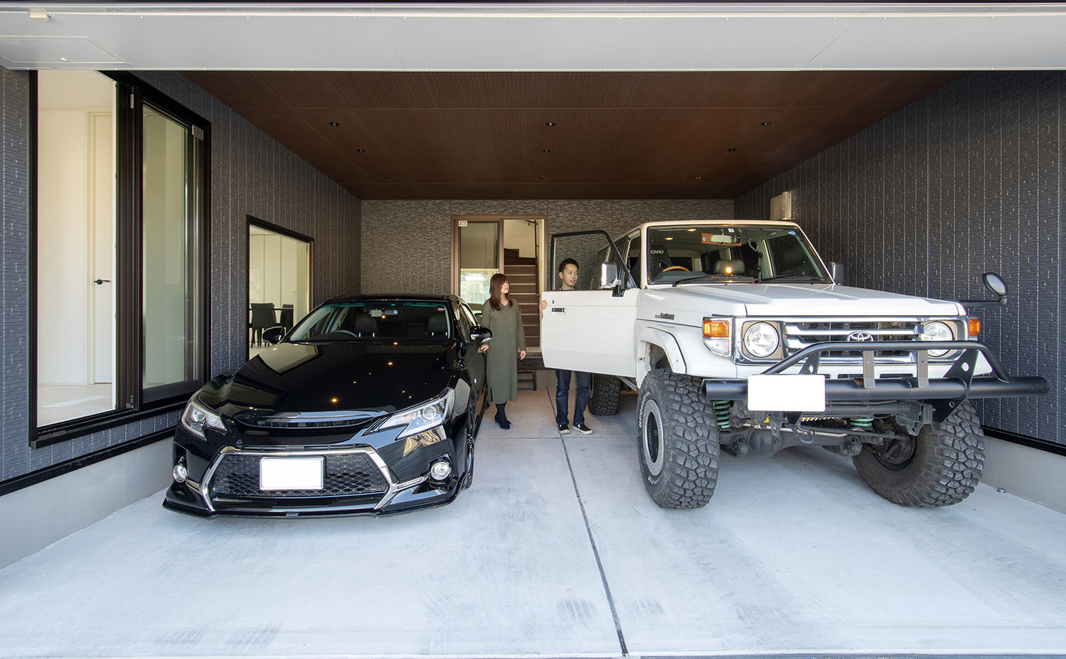 トヨタホーム 【50坪以下/全館空調/家事ラク】主役は愛車を魅せるインナーガレージ。美しい佇まいの中に快適満載の住まいの建築実例画像2