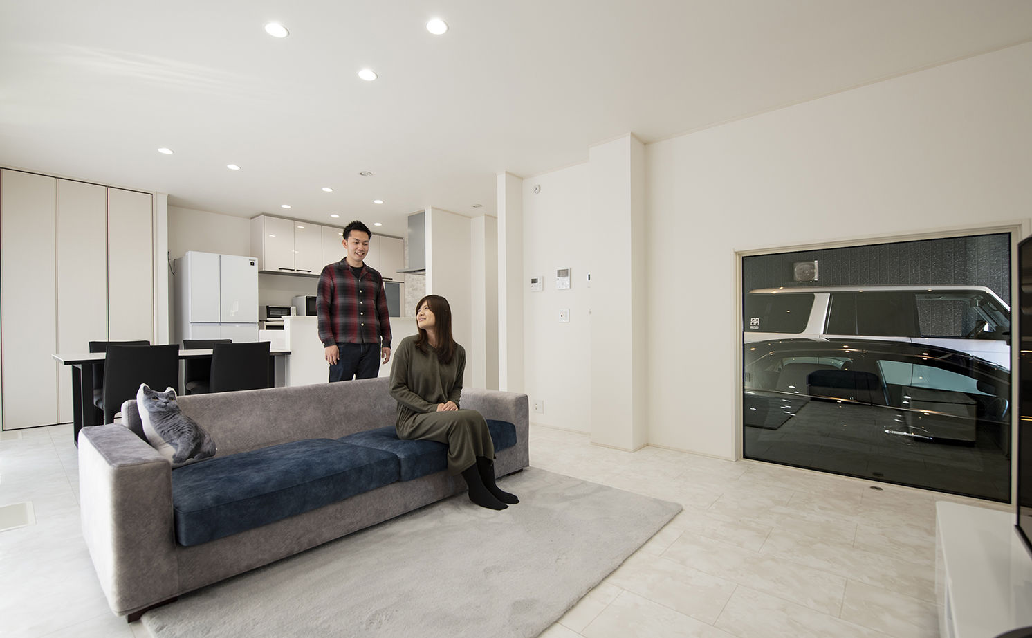 トヨタホーム 【50坪以下/全館空調/家事ラク】主役は愛車を魅せるインナーガレージ。美しい佇まいの中に快適満載の住まいの建築実例画像3