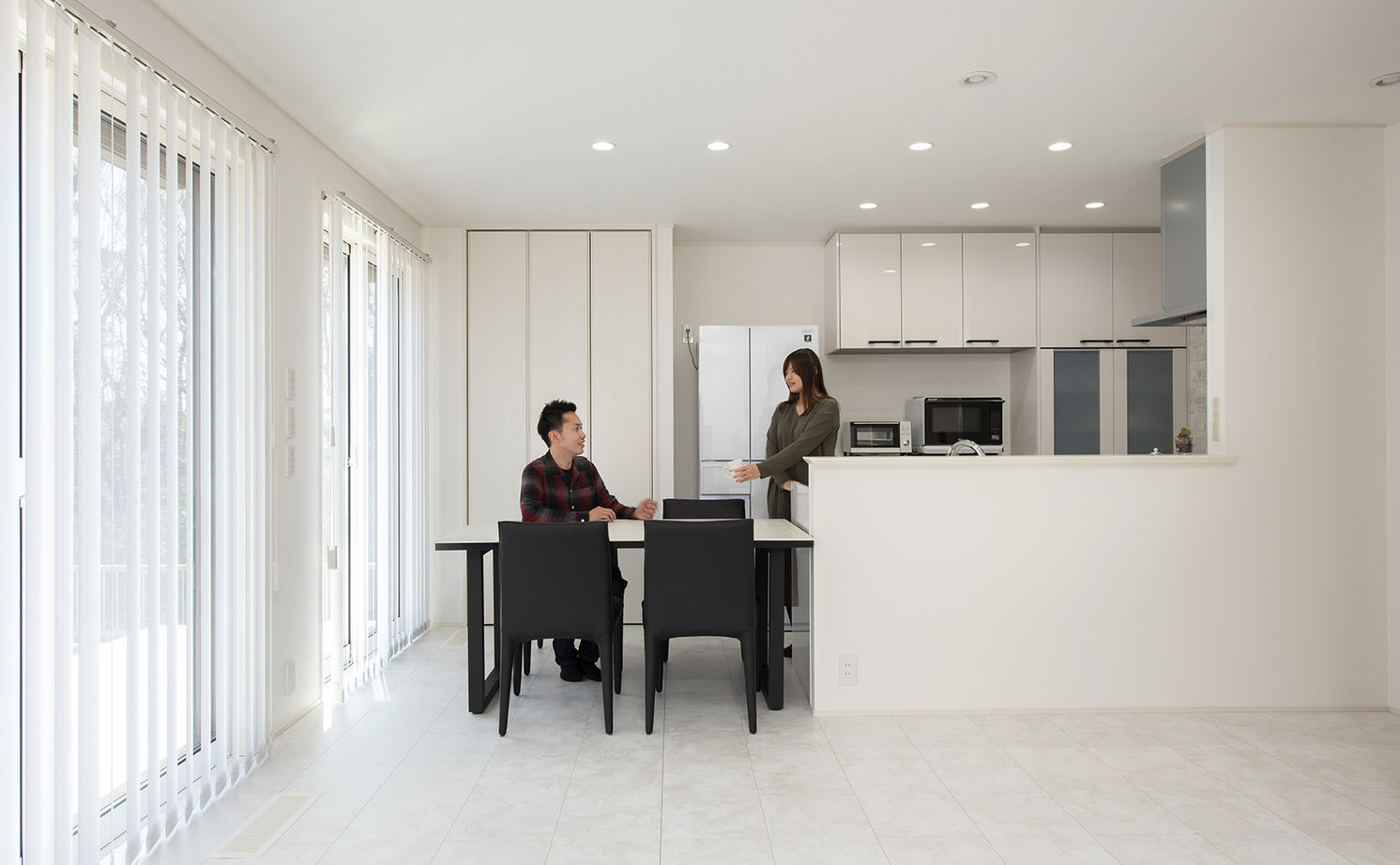 トヨタホーム 【50坪以下/全館空調/家事ラク】主役は愛車を魅せるインナーガレージ。美しい佇まいの中に快適満載の住まいの建築実例画像4