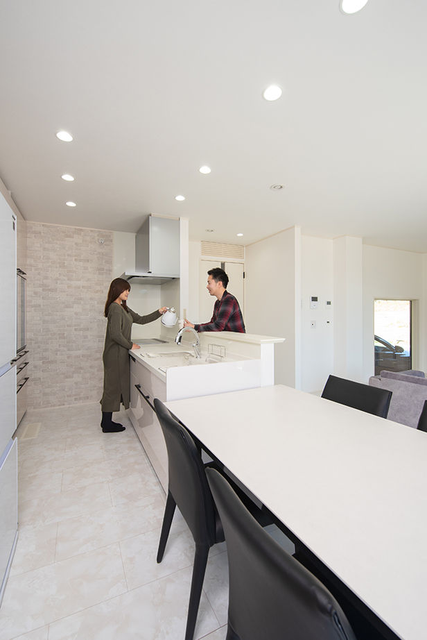 トヨタホーム 【50坪以下/全館空調/家事ラク】主役は愛車を魅せるインナーガレージ。美しい佇まいの中に快適満載の住まいの建築実例画像5