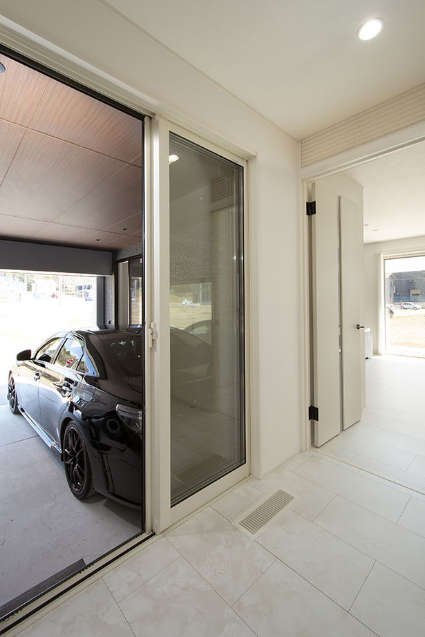 トヨタホーム 【50坪以下/全館空調/家事ラク】主役は愛車を魅せるインナーガレージ。美しい佇まいの中に快適満載の住まいの建築実例画像6