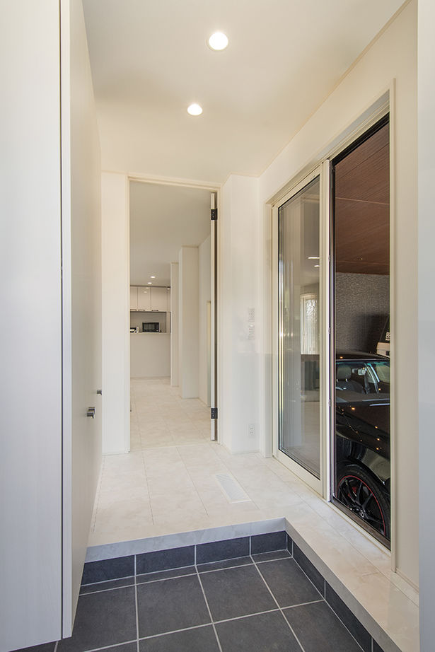 トヨタホーム 【50坪以下/全館空調/家事ラク】主役は愛車を魅せるインナーガレージ。美しい佇まいの中に快適満載の住まいの建築実例画像7