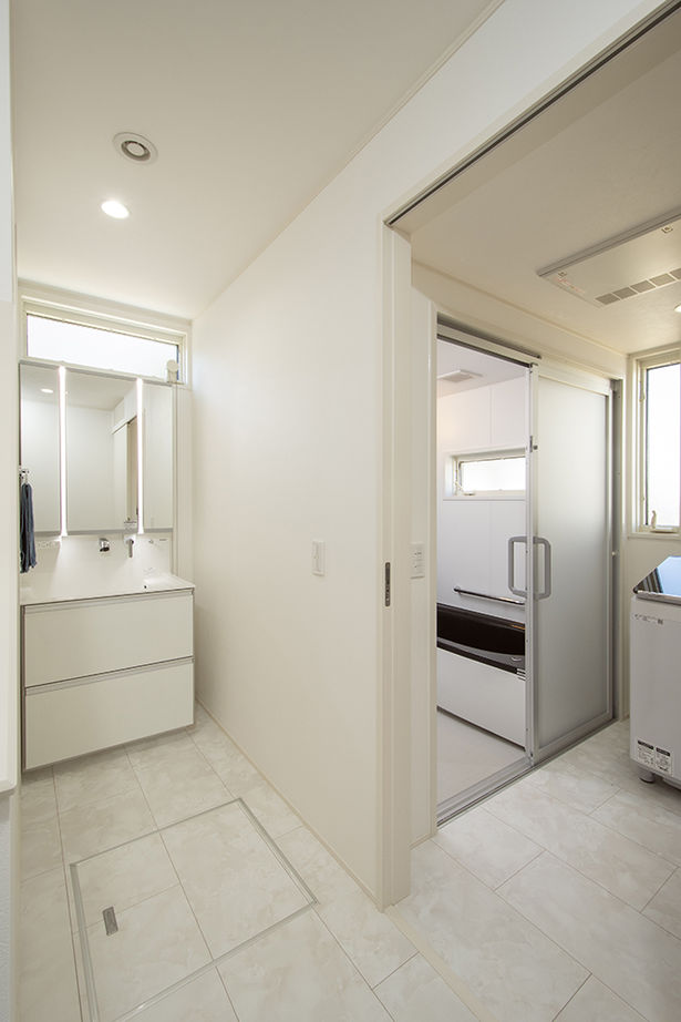 トヨタホーム 【50坪以下/全館空調/家事ラク】主役は愛車を魅せるインナーガレージ。美しい佇まいの中に快適満載の住まいの建築実例画像12