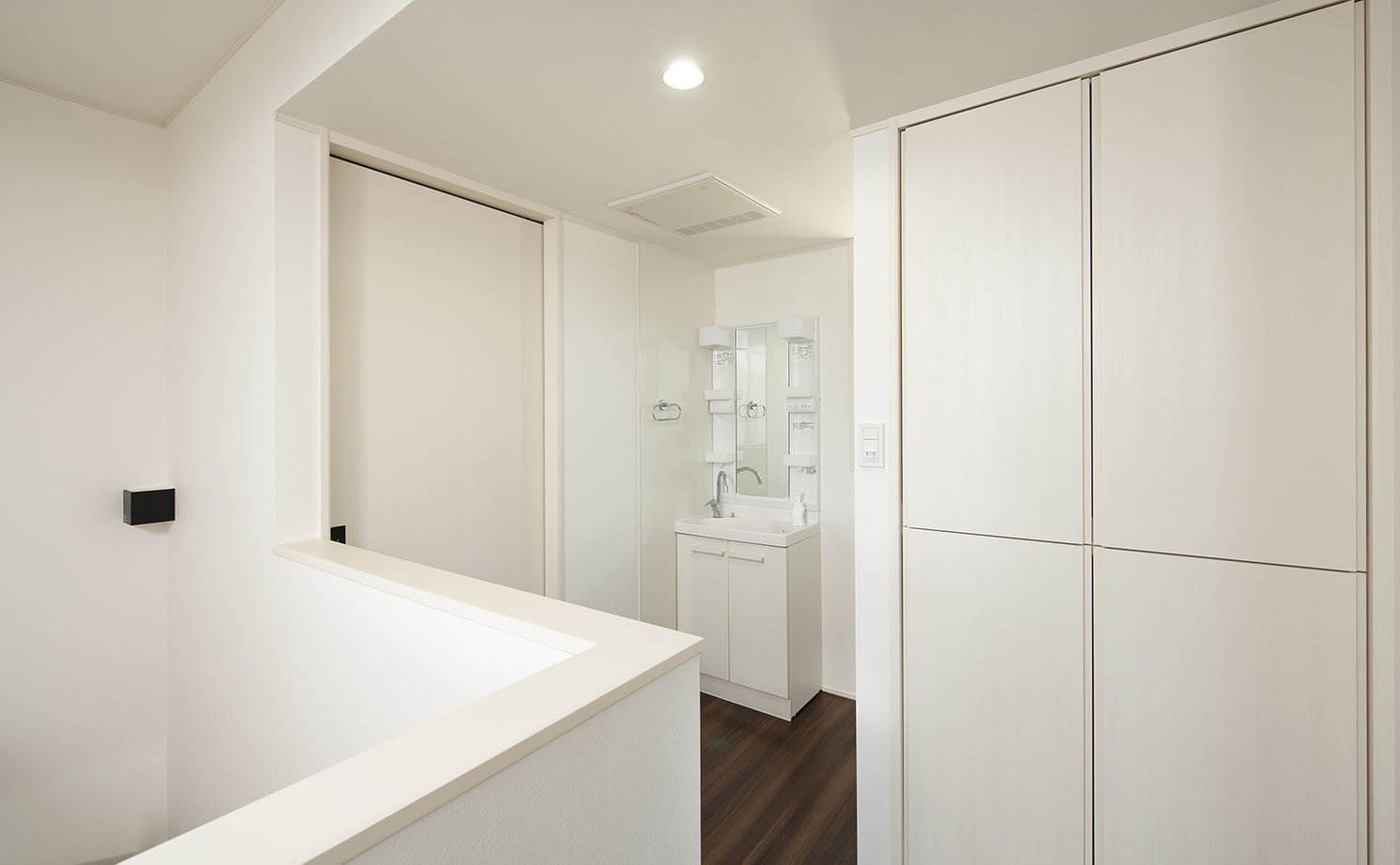 トヨタホーム 【50坪以下/全館空調/家事ラク】主役は愛車を魅せるインナーガレージ。美しい佇まいの中に快適満載の住まいの建築実例画像13