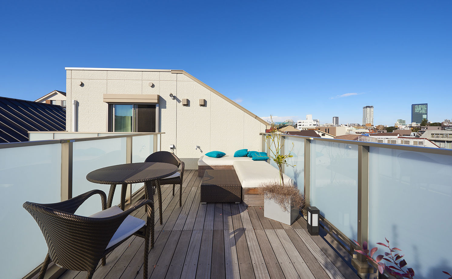 トヨタホーム 【65坪以下/屋上/大開口】明るさと開放感を重視の広々LDKを2階に。家族5人がゆったり暮らせる都市の3階建ての建築実例画像2