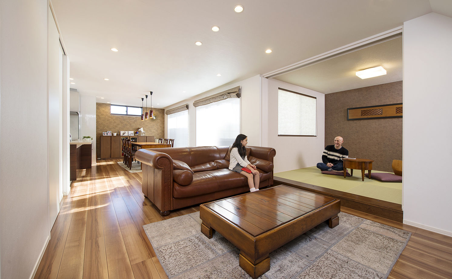 トヨタホーム 【65坪以下/屋上/大開口】明るさと開放感を重視の広々LDKを2階に。家族5人がゆったり暮らせる都市の3階建ての建築実例画像4