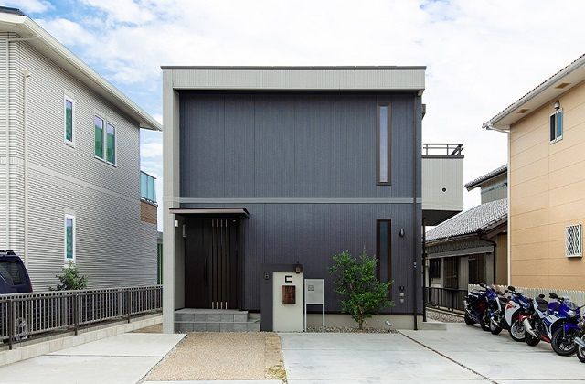 トヨタホーム 窓の向こうに広がる眺望を生かした開放的な2階LDK。大好きな自転車を楽しむこだわり空間も自慢の建築実例画像1