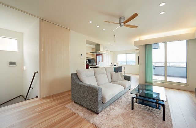 トヨタホーム 窓の向こうに広がる眺望を生かした開放的な2階LDK。大好きな自転車を楽しむこだわり空間も自慢の建築実例画像2