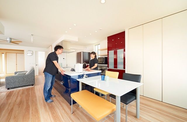 トヨタホーム 窓の向こうに広がる眺望を生かした開放的な2階LDK。大好きな自転車を楽しむこだわり空間も自慢の建築実例画像3