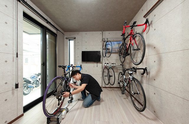 トヨタホーム 窓の向こうに広がる眺望を生かした開放的な2階LDK。大好きな自転車を楽しむこだわり空間も自慢の建築実例画像5