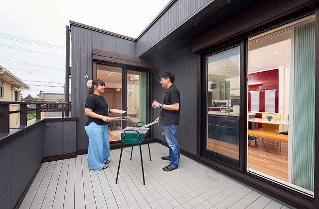 トヨタホーム 窓の向こうに広がる眺望を生かした開放的な2階LDK。大好きな自転車を楽しむこだわり空間も自慢の建築実例画像6