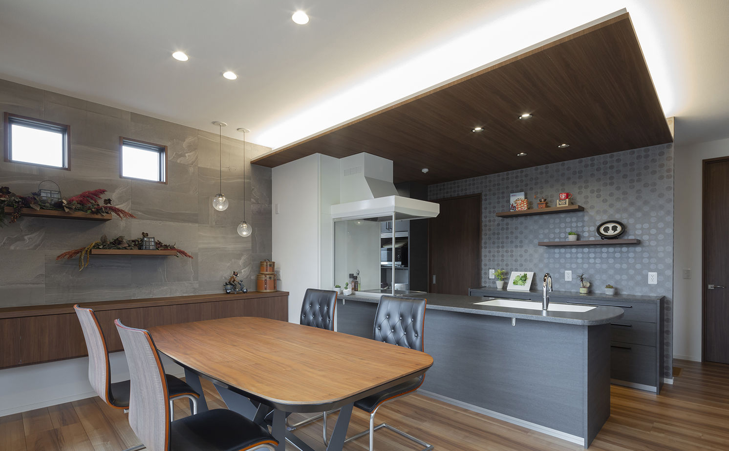 トヨタホーム 【50坪以下/間取り図あり/全館空調】洗練デザインと動線美。吹抜け空間を全館空調で快適にの建築実例画像