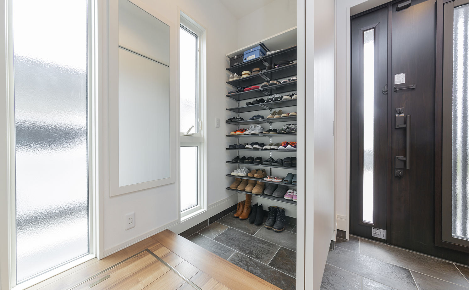 トヨタホーム 【50坪以下/間取り図あり/全館空調】洗練デザインと動線美。吹抜け空間を全館空調で快適にの建築実例画像6