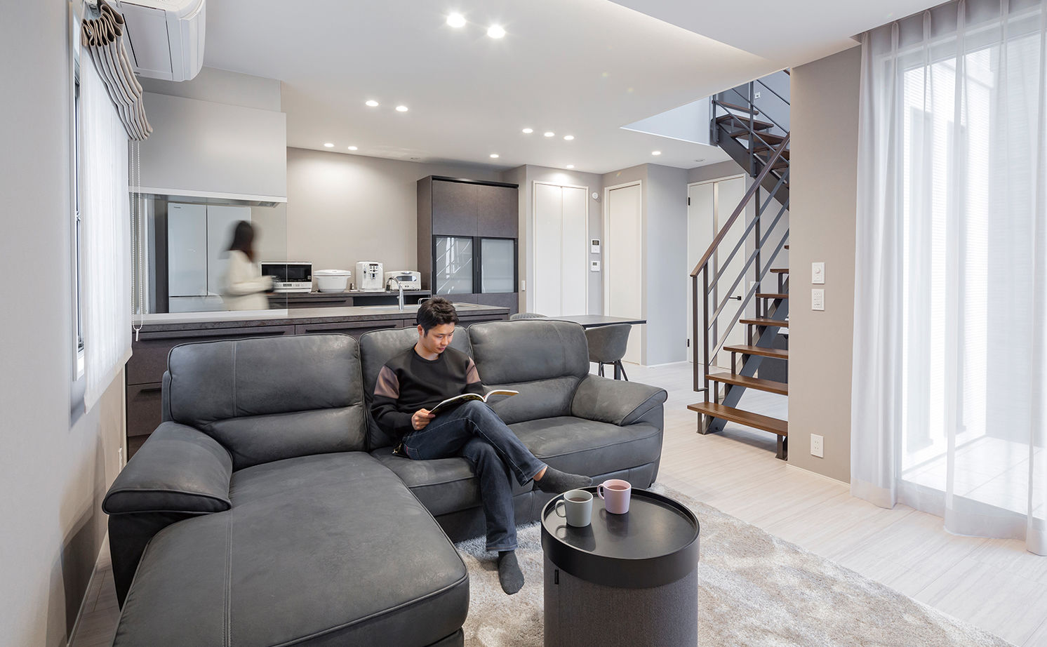 トヨタホーム 【40坪以下/全館空調】スタイリッシュモダンで統一した空間に、たっぷりの採光と間接照明で温もりをプラスの建築実例画像2