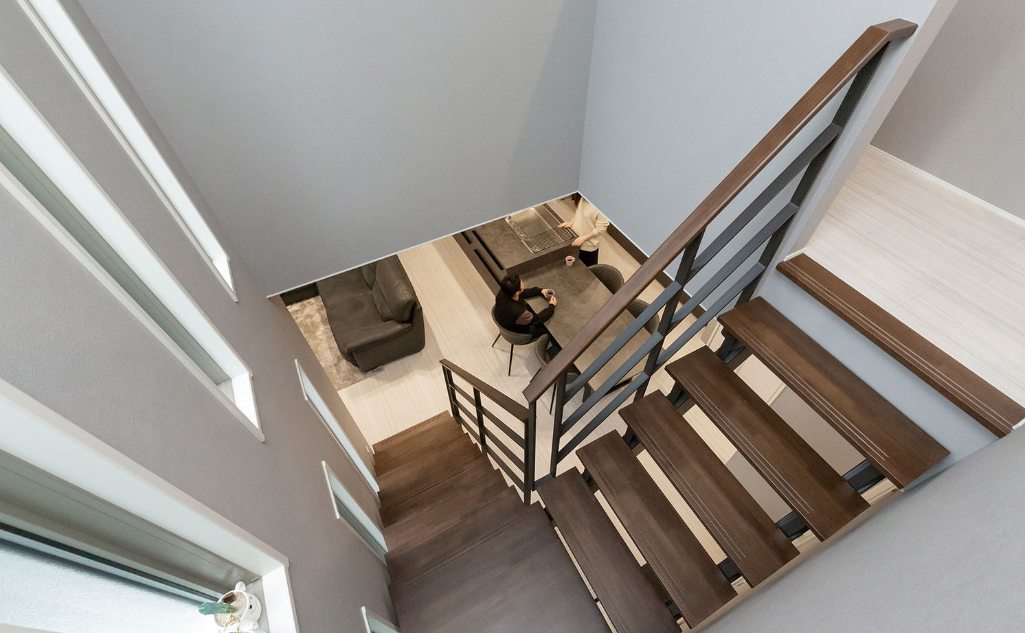 トヨタホーム 【40坪以下/全館空調】スタイリッシュモダンで統一した空間に、たっぷりの採光と間接照明で温もりをプラスの建築実例画像3