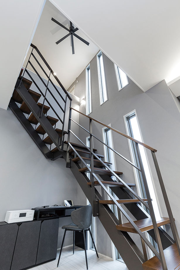 トヨタホーム 【40坪以下/全館空調】スタイリッシュモダンで統一した空間に、たっぷりの採光と間接照明で温もりをプラスの建築実例画像4