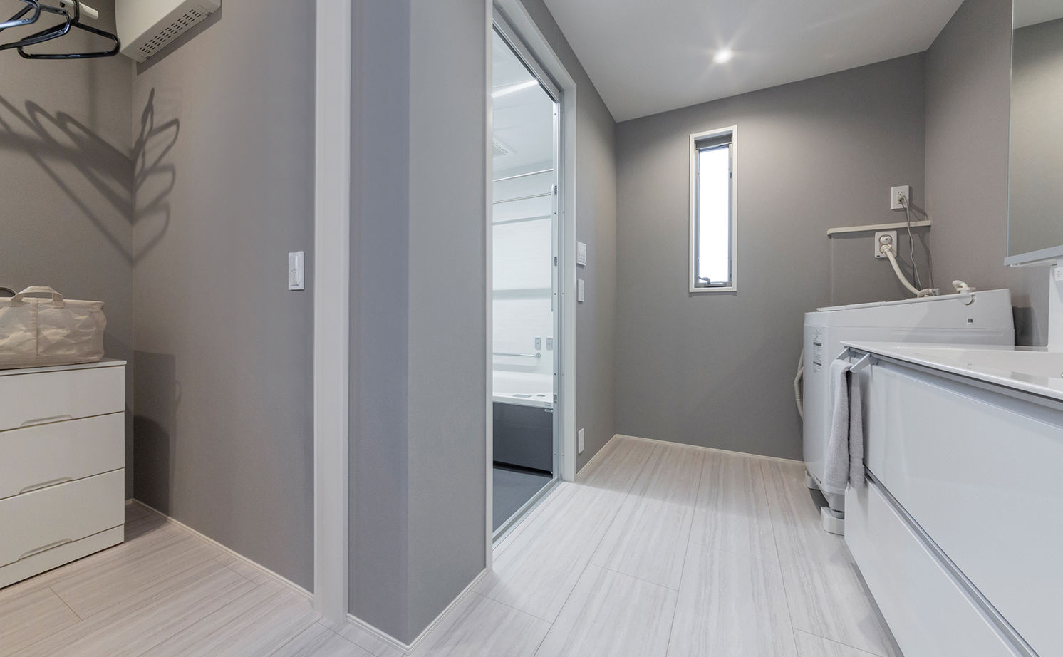 トヨタホーム 【40坪以下/全館空調】スタイリッシュモダンで統一した空間に、たっぷりの採光と間接照明で温もりをプラスの建築実例画像6