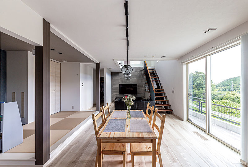 トヨタホーム 周囲の緑や美しい眺望を間近で感じられる、高台の住まいの建築実例画像2