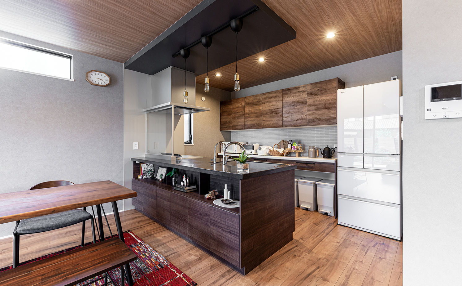 トヨタホーム 【40坪以下/オープンLDK/吹抜け】家族一緒の時間を大切にする、オープンでおしゃれな土間玄関がある住まいの建築実例画像2