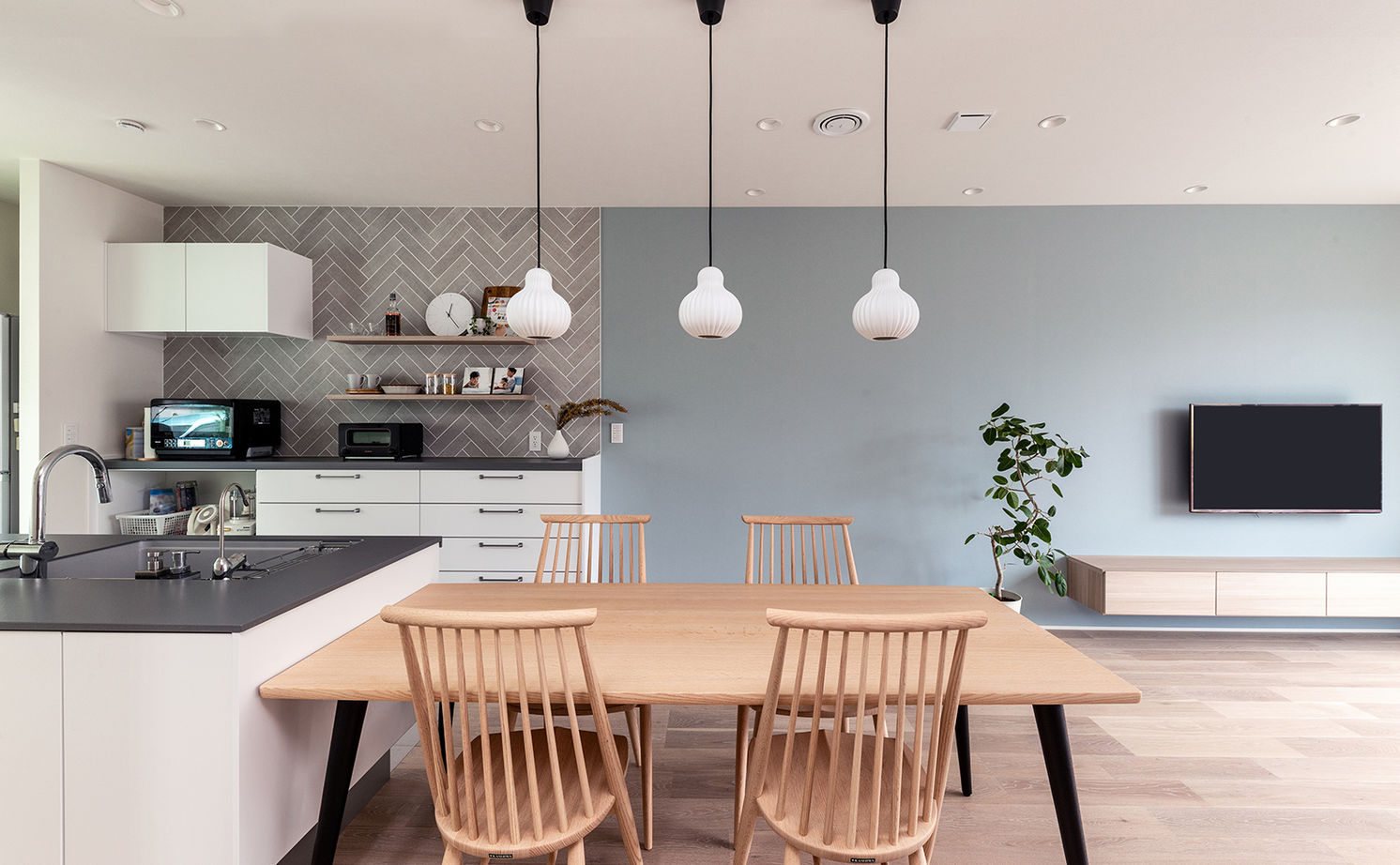 トヨタホーム 【40坪以下/太陽光発電/全館空調】風と光が爽やかに通り抜ける、居心地のいい北欧デザインの住まいの建築実例画像2