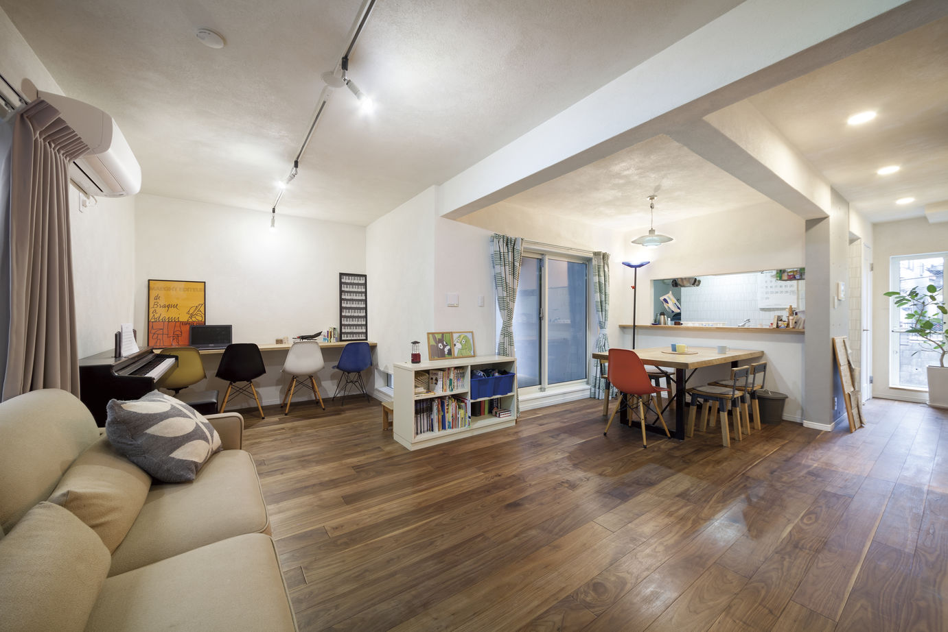 RC design 【間取り/地下/傾斜地】すべてが叶った。RCが作り出す広々空間と無垢材が織りなすあたたかく居心地のいい家の建築実例画像2