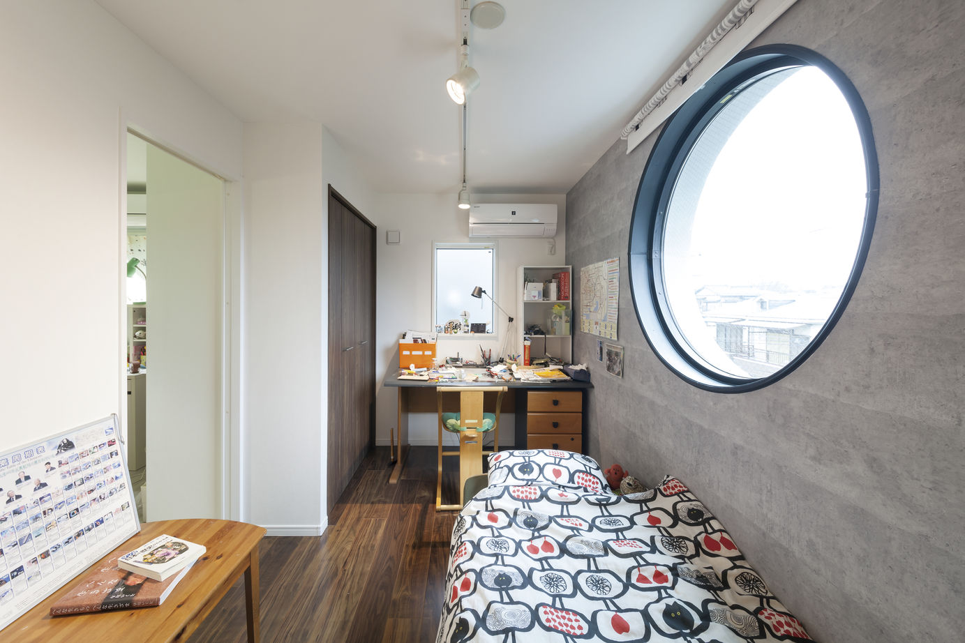 RC design 【間取り/地下/傾斜地】すべてが叶った。RCが作り出す広々空間と無垢材が織りなすあたたかく居心地のいい家の建築実例画像3