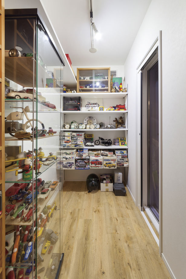 RC design 【間取り/地下/傾斜地】すべてが叶った。RCが作り出す広々空間と無垢材が織りなすあたたかく居心地のいい家の建築実例画像4