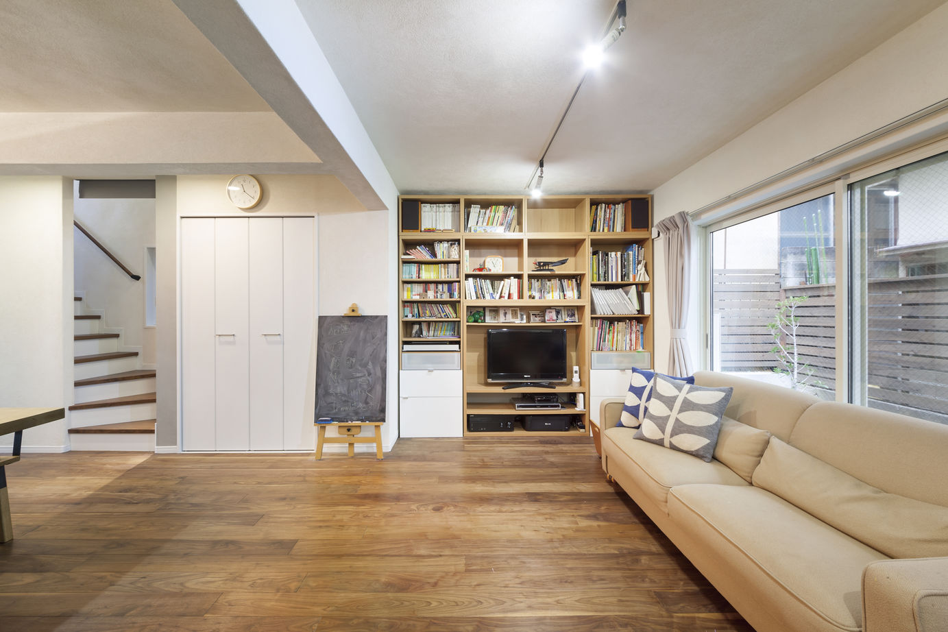 RC design 【間取り/地下/傾斜地】すべてが叶った。RCが作り出す広々空間と無垢材が織りなすあたたかく居心地のいい家の建築実例画像5