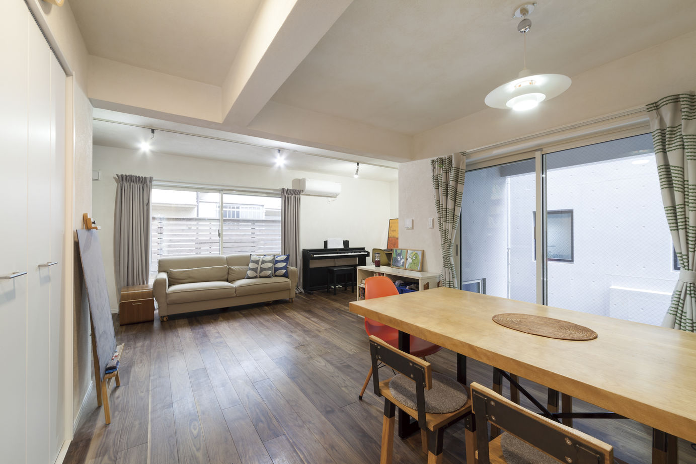 RC design 【間取り/地下/傾斜地】すべてが叶った。RCが作り出す広々空間と無垢材が織りなすあたたかく居心地のいい家の建築実例画像6