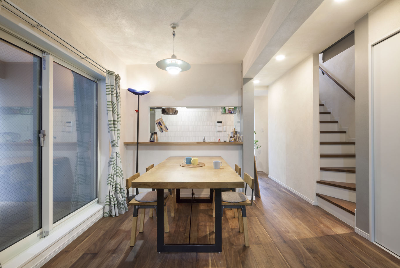 RC design 【間取り/地下/傾斜地】すべてが叶った。RCが作り出す広々空間と無垢材が織りなすあたたかく居心地のいい家の建築実例画像8