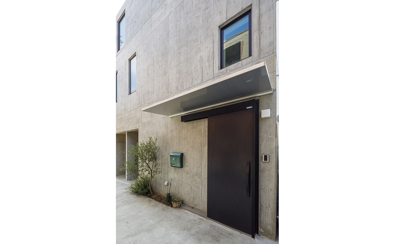 RC design 【間取り図有/３階建て/賃貸併用住宅】アンティーク惹き立てる温かみある空間と無駄をつくらない提案力の建築実例画像3