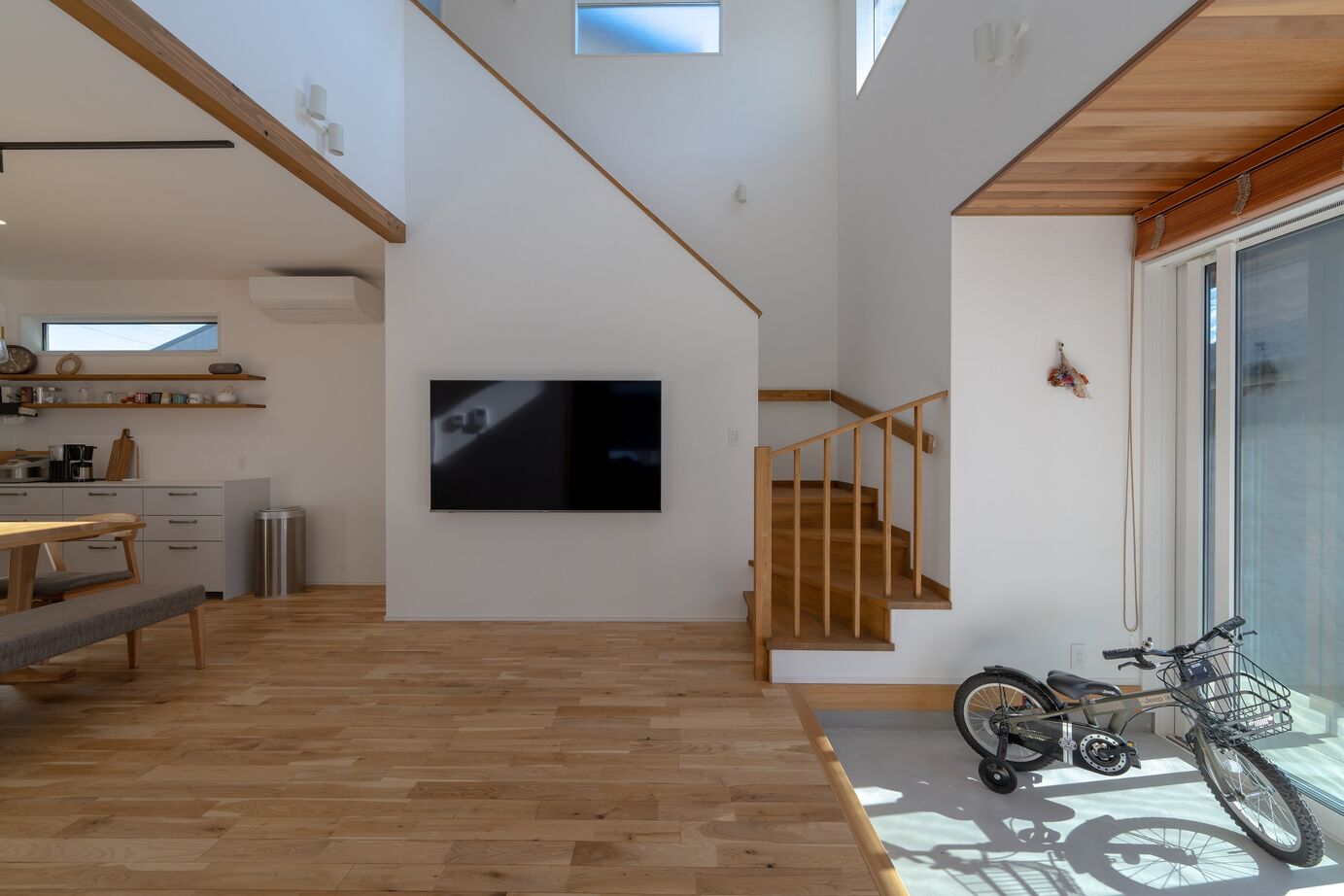 大進建設 リビングの吹き抜けが開放感を演出する家族がくつろぐ家の建築実例画像2