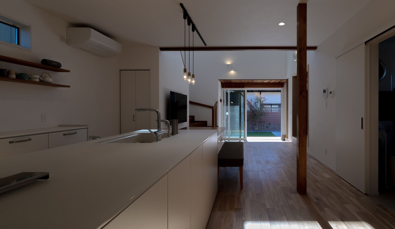 大進建設 リビングの吹き抜けが開放感を演出する家族がくつろぐ家の建築実例画像3