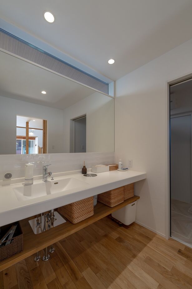 大進建設 リビングの吹き抜けが開放感を演出する家族がくつろぐ家の建築実例画像4