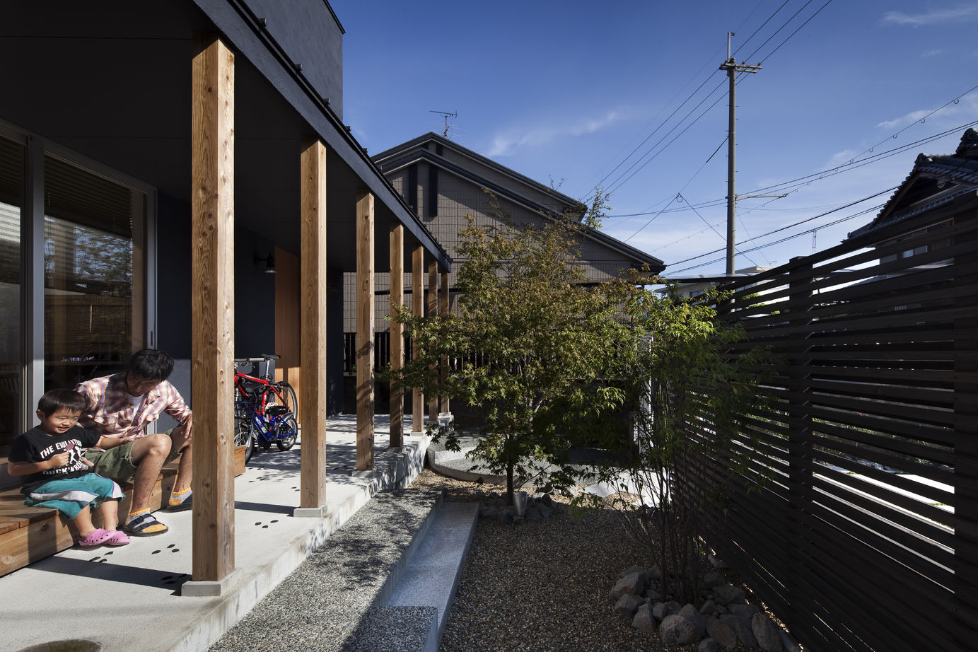 D'S STYLE（ディーズスタイル） 黒カベ真シカクのお家は「和」のテイスト。縁側・土間のあるゆったりとした寛ぎ空間広がります＜間取り有＞の建築実例画像2