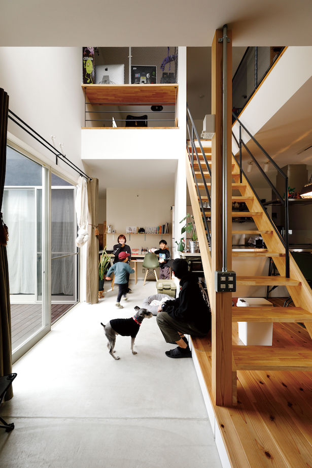 D'S STYLE（ディーズスタイル） 壁一面の手作りCDラックに金属板フェンスのPCデスク、音楽を楽しむライブハウスのような家＜間取り有＞の建築実例画像2