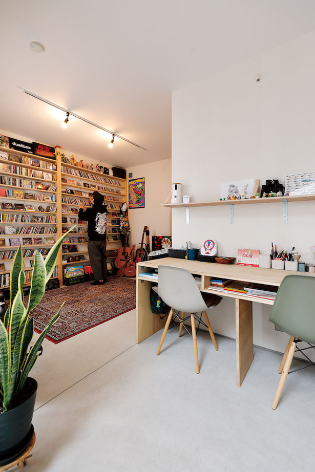 D'S STYLE（ディーズスタイル） 壁一面の手作りCDラックに金属板フェンスのPCデスク、音楽を楽しむライブハウスのような家＜間取り有＞の建築実例画像3