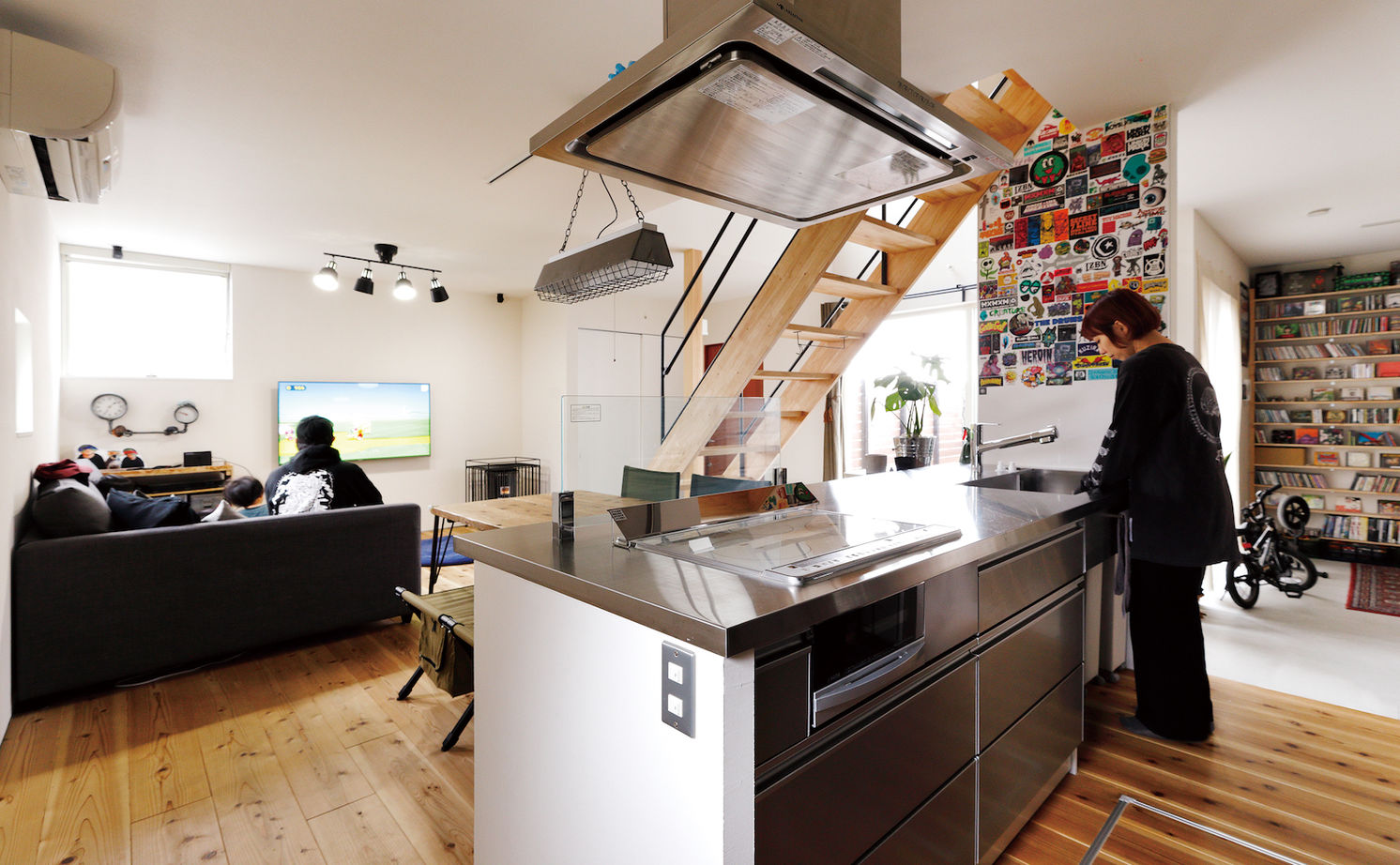 D'S STYLE（ディーズスタイル） 壁一面の手作りCDラックに金属板フェンスのPCデスク、音楽を楽しむライブハウスのような家＜間取り有＞の建築実例画像5