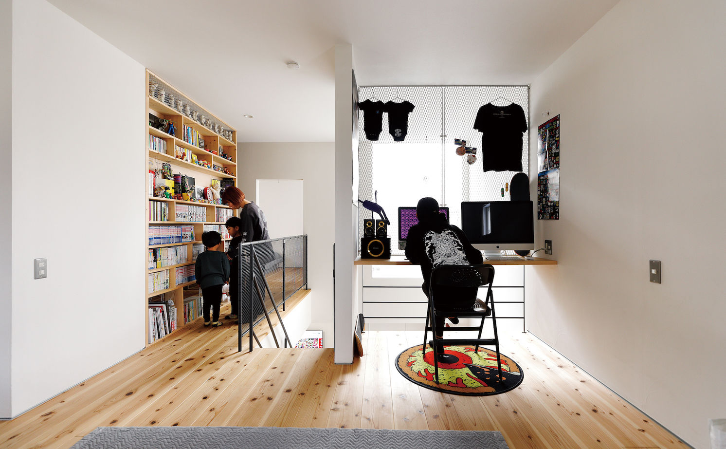 D'S STYLE（ディーズスタイル） 壁一面の手作りCDラックに金属板フェンスのPCデスク、音楽を楽しむライブハウスのような家＜間取り有＞の建築実例画像6